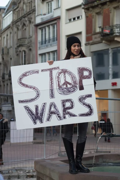 Mulhouse Francia Febrero 2022 Retrato Una Niña Protestando Contra Guerra —  Fotos de Stock