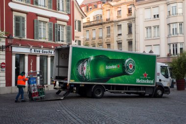 Mulhouse - Fransa - 3 Mart 2022 - Heineken mallarının dağıtımı yapan teslimatçı.