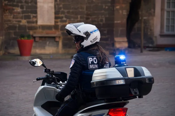 コルマール フランス 3月2022 路上でフランスの自治体警察の女性とスクーターの肖像画 — ストック写真