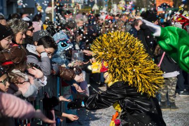 Mulhouse - Fransa - 6 Mart 2022 - Sokakta geçit yapan maskeli insanların portresi 