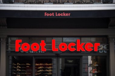 Basel - İsviçre - 9 Mart 2022 - Caddedeki dükkanın önündeki ayak kilidi tabelasının kapatılması 