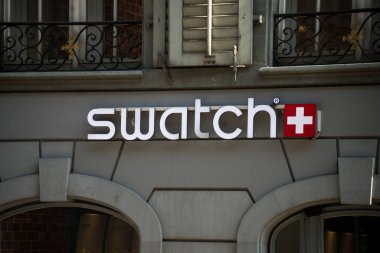 Basel - İsviçre - 9 Mart 2022 - Caddedeki kuyumcunun önündeki Swatch tabelasına yakın çekim