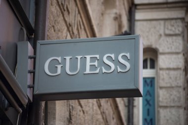 Basel - İsviçre - 9 Mart 2022 - Sokakta dükkan önünde tahmin tabelalarının kapatılması 