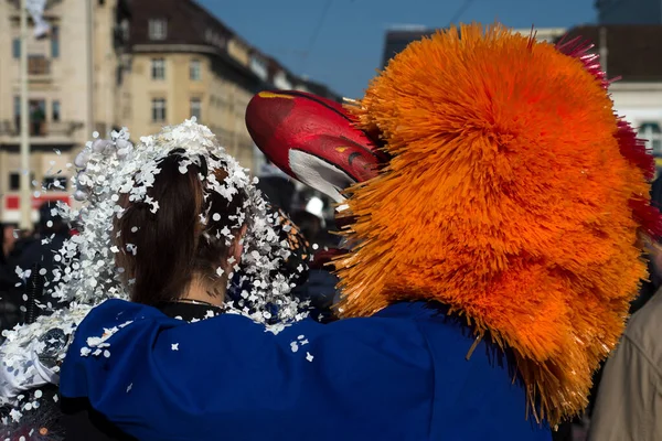 バーゼル スイス 3月2022 路上でコンフェッティと遊ぶ仮面の人々の肖像画 — ストック写真