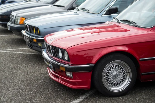 Mulhouse - Fransa - 13 Mart 2022 - Caddeye park edilmiş 80 'lerin BMW' sinin ön manzarası