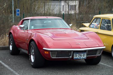 Mulhouse - Fransa - 13 Mart 2022 - Caddeye park edilmiş kırmızı Chevrolet Corvette 1975 'in ön görüntüsü