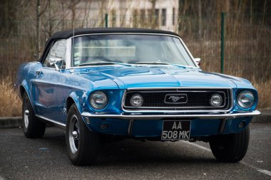 Mulhouse - Fransa - 13 Mart 2022 - 1967 tarihli mavi Ford Mustang 'in önü