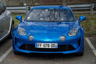 Mulhouse - Fransa - 13 Mart 2022 - Caddeye parkedilmiş bir 110 'luk mavi Alp manzarası