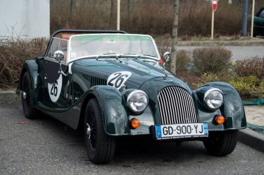 Mulhouse - Fransa - 13 Mart 2022 - Yeşil Morgan artı 8 'i sokağa park etmiş. 