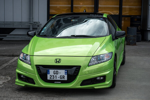 Мюлуз - Франция - 13 марта 2022 - вид спереди зеленой Honda Civic, припаркованной на улице