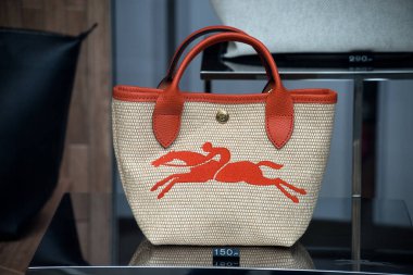 Strasbourg - Fransa - 12 Mart 2022 - Lüks bir moda mağazasında Longchamp 'ın el çantası 