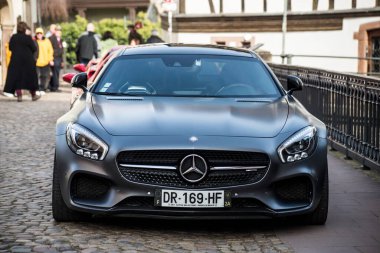 Strasbourg - Fransa - 12 Mart 2022 - Sokağın ortasına park etmiş gri Mercedes V8 kompresör bi turbo  