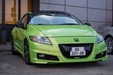 Mulhouse - Fransa - 13 Mart 2022 - Sokağa park etmiş yeşil Honda Civic manzarası 