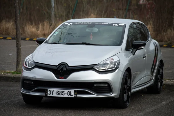 Mulhouse Frankrike Mars 2022 Framsidan Grå Renault Clio Parkerad Gatan — Stockfoto