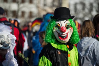 Basel - İsviçre - 9 Mart 2022 - Sokakta geleneksel palyaço kostümleri giyen maskeli insanların portresi
