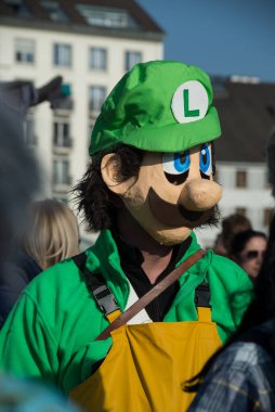 Basel - İsviçre - 9 Mart 2022 - Geleneksel süpermario kostümü giymiş maskeli insan portresi 