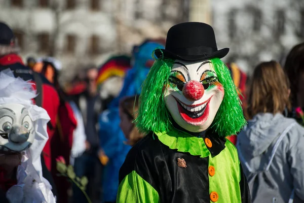 バーゼル スイス 3月2022 路上でピエロの伝統的な衣装を身に着けている仮面の人々の肖像画 — ストック写真