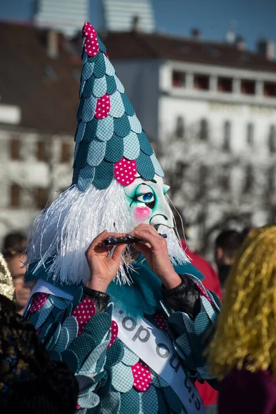 バーゼル スイス 2022年3月9日 伝統的な衣装を着て街を練り歩く仮面の人々の肖像画 — ストック写真