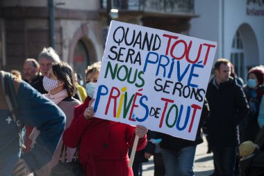 Strasbourg - Fransa - 19 Mart 2022 - Fransızcada pankartla protesto eden insanlar: nous serons prives de tout, İngilizce: her şey özel olduğunda, her şeyden mahrum kalacağız