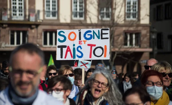 Štrasburk Francie Března 2022 Lidé Protestující Nemocnice Textem Francouzštině Soigne — Stock fotografie