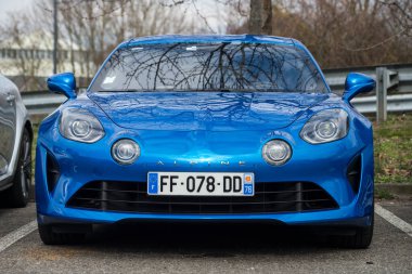 Mulhouse - Fransa - 13 Mart 2022 - Caddeye parkedilmiş bir 110 'luk mavi Alp manzarası