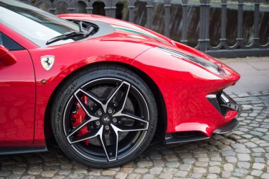 Strasbourg - Fransa - 12 Mart 2022 - Caddeye park etmiş kırmızı Ferrari 488 pista 'nın ön görüntüsü 