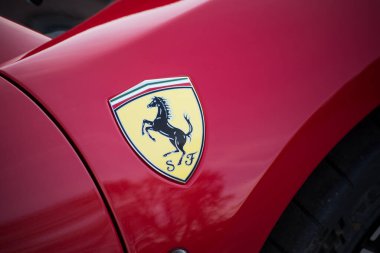 Mulhouse - Fransa - 12 Mart 2021 - Sokağa park edilmiş kırmızı lüks spor arabanın ferrari logosu