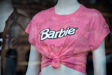 Strasbourg - Fransa - 12 Mart 2022 - Bir moda mağazasında manken üzerinde pembe Barbie tişörtü  