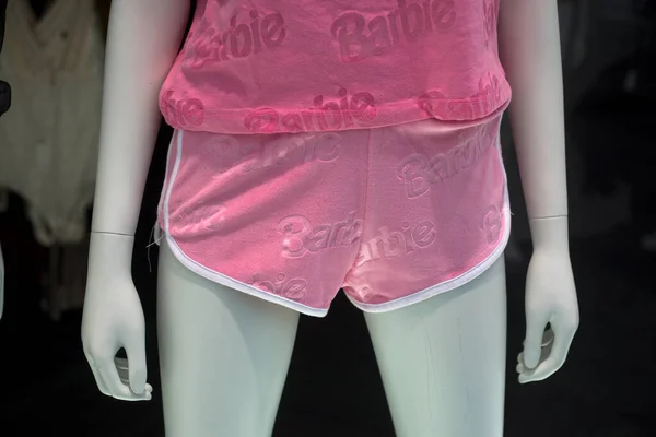 法国斯特拉斯堡 2022年3月12日 在时装店陈列室里 粉色芭比娃娃性感T恤和粉色短裤的包装 — 图库照片