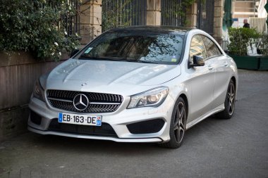 Strasbourg - Fransa - 26 Mart 2022 - Gri Mercedes CLA 200d 'in caddeye park edilmiş ön görüntüsü