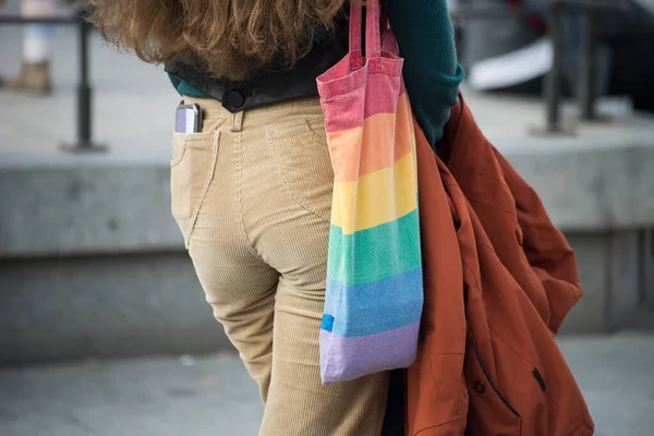 Primer Plano Chica Lesbiana Pie Calle Con Bolsa Arco Iris —  Fotos de Stock