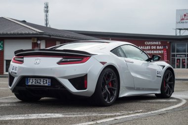 Lutterbach - Fransa - 3 Nisan 2022 - Ünlü Japon süper arabası Honda NSX 'in arka görüntüsü 