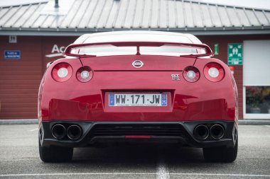 Lutterbach - Fransa - 3 Nisan 2022 - Caddeye park edilmiş kırmızı Nissan Gtr arabasının ön görüntüsü 