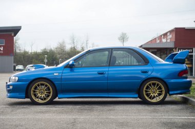 Luterbach - Fransa - 3 Nisan 2022 - Sokağa park edilmiş mavi subaru impreza profili