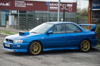 Luterbach - Fransa - 3 Nisan 2022 - Sokağa park edilmiş mavi subaru impreza profili