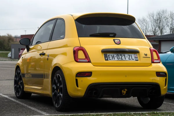 Luterbach Frankrijk April 2022 Achteraanzicht Gele Abarth 595 Geparkeerd Straat — Stockfoto