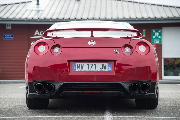 Lutterbach - Fransa - 3 Nisan 2022 - Caddeye park edilmiş kırmızı Nissan Gtr arabasının ön görüntüsü 