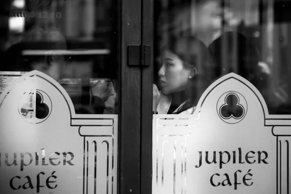 Colmar Francja Kwietnia 2022 Portret Azjatki Siedzącej Kawiarni Oknem — Zdjęcie stockowe