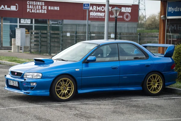 Luterbach - Fransa - 3 Nisan 2022 - Sokağa park edilmiş mavi subaru impreza profili