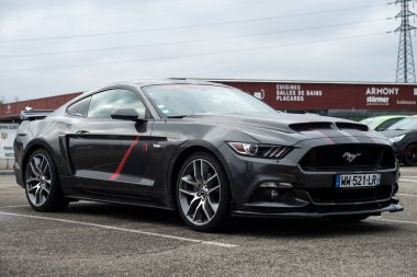 Lutterbach - Fransa - 3 Nisan 2022 - Gri Ford Mustang 'in önü 