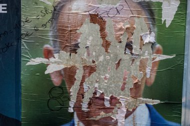 Mulhouse - Fransa - 8 Nisan 2022 - Eric Zemmour 'un 2022 başkanlık seçimlerine aday kızgın bir vatandaşı tarafından yırtıldı 