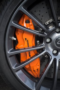 Mulhouse - Fransa - 10 Nisan 2022 - Caddeye park edilmiş Mc Laren spor arabasının turuncu freni 
