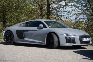 Mulhouse - Fransa - 10 Nisan 2022 Gri Audi R8 Coupe arabasının profil görüntüsü sokağa park edildi