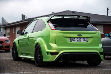 Lutterbach - Fransa - 3 Nisan 2022 - Caddeye park edilmiş yeşil Ford odak noktası  