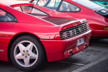 Mulhouse - Fransa - 10 Nisan 2022 - Caddeye park etmiş kırmızı Ferrari 348 TS 'nin arka görüntüsü