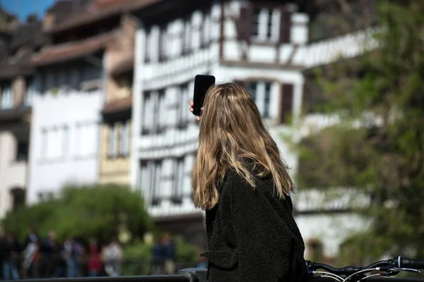 Portait Hátsó Képen Egy Aki Telefonnal Fényképez Kis Francia Negyedben — Stock Fotó