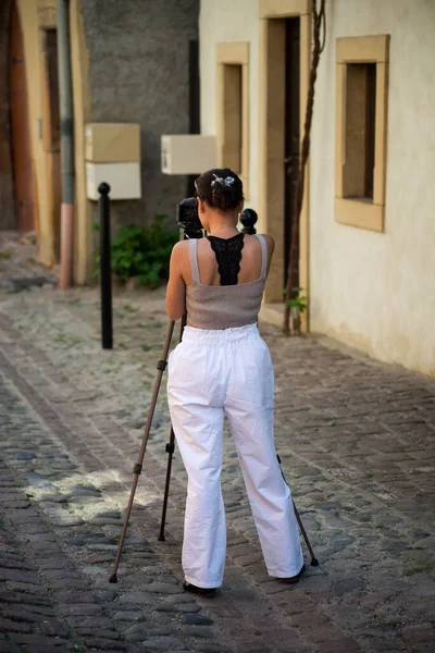 Portret Kobiety Azjatyckiej Używającej Statywu Robienia Zdjęć Tradycyjnej Alzackiej Wiosce — Zdjęcie stockowe