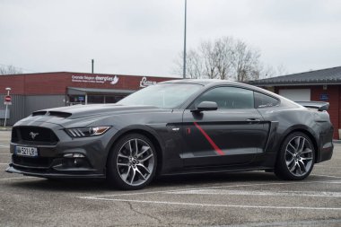 Lutterbach - Fransa - 3 Nisan 2022 - Gri Ford Mustang 'in önü 