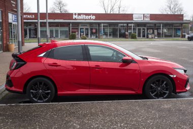 Lutterbach - Fransa - 3 Nisan 2022 - Sokağa park edilmiş kırmızı Honda Civic profili 