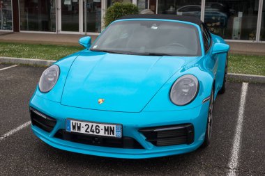 Lutterbach - Fransa - 3 Nisan 2022 - Mavi Porsche 911 Carrera 4S üstü açık arabası caddeye park edilmiş 